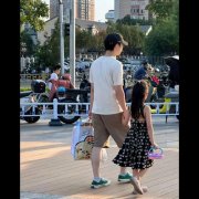 董子健带7岁女儿跑步 展现合格爸爸形象