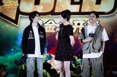 美女coser无人问津炉石传说就这么好玩？